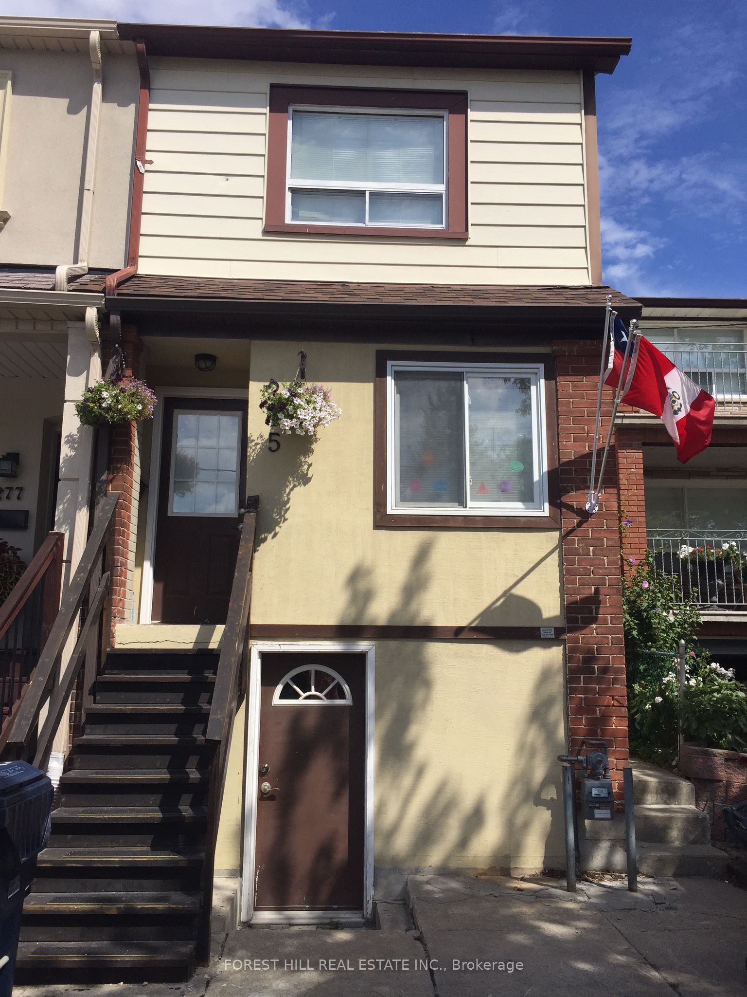 275 Blackthorn Avenue Property Photo 2
