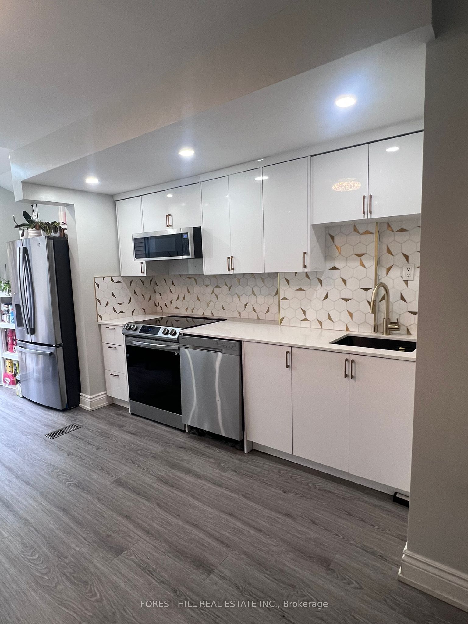 275 Blackthorn Avenue Property Photo 4