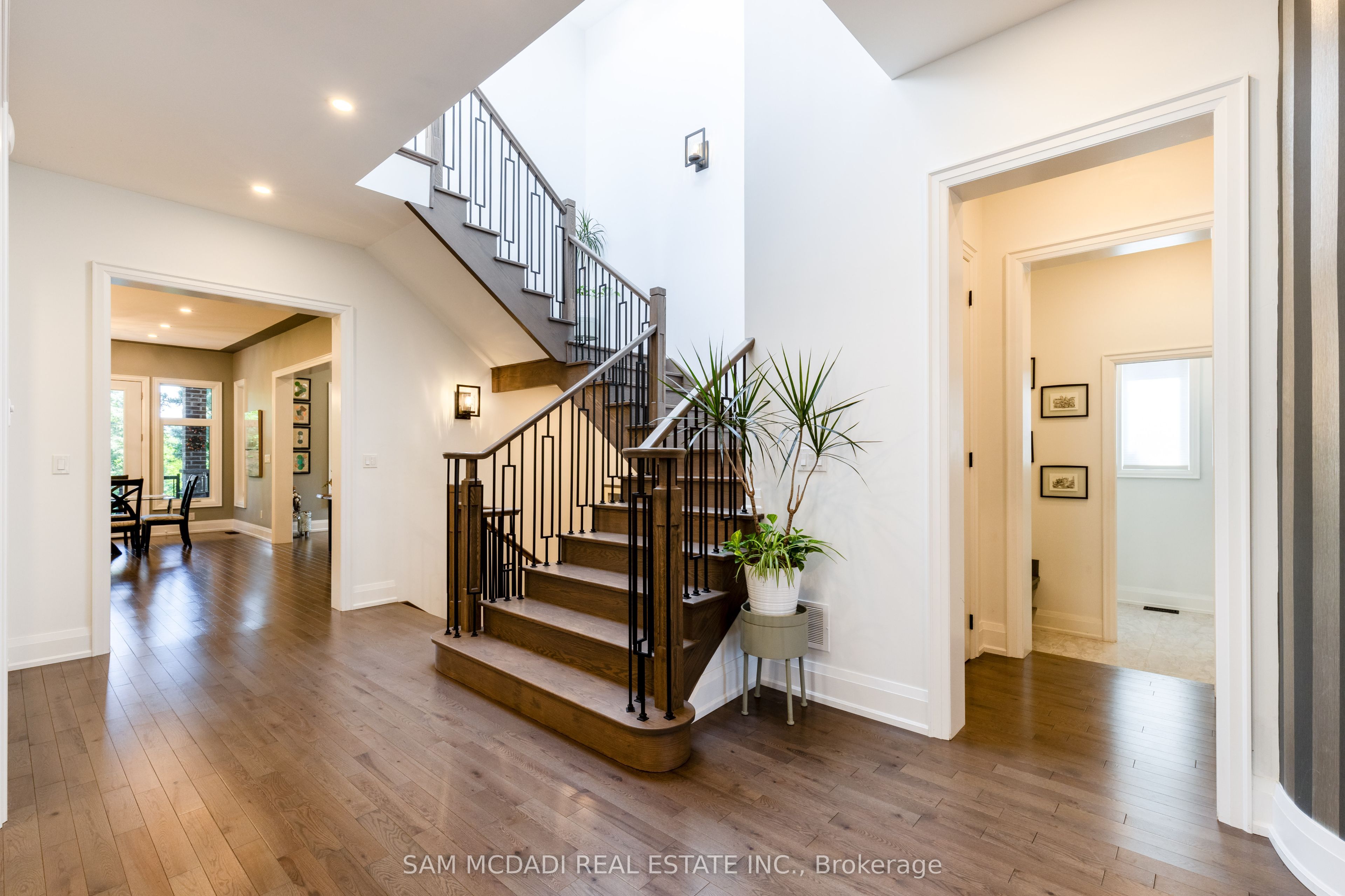 1285 Mineola Gardens Property Photo 4