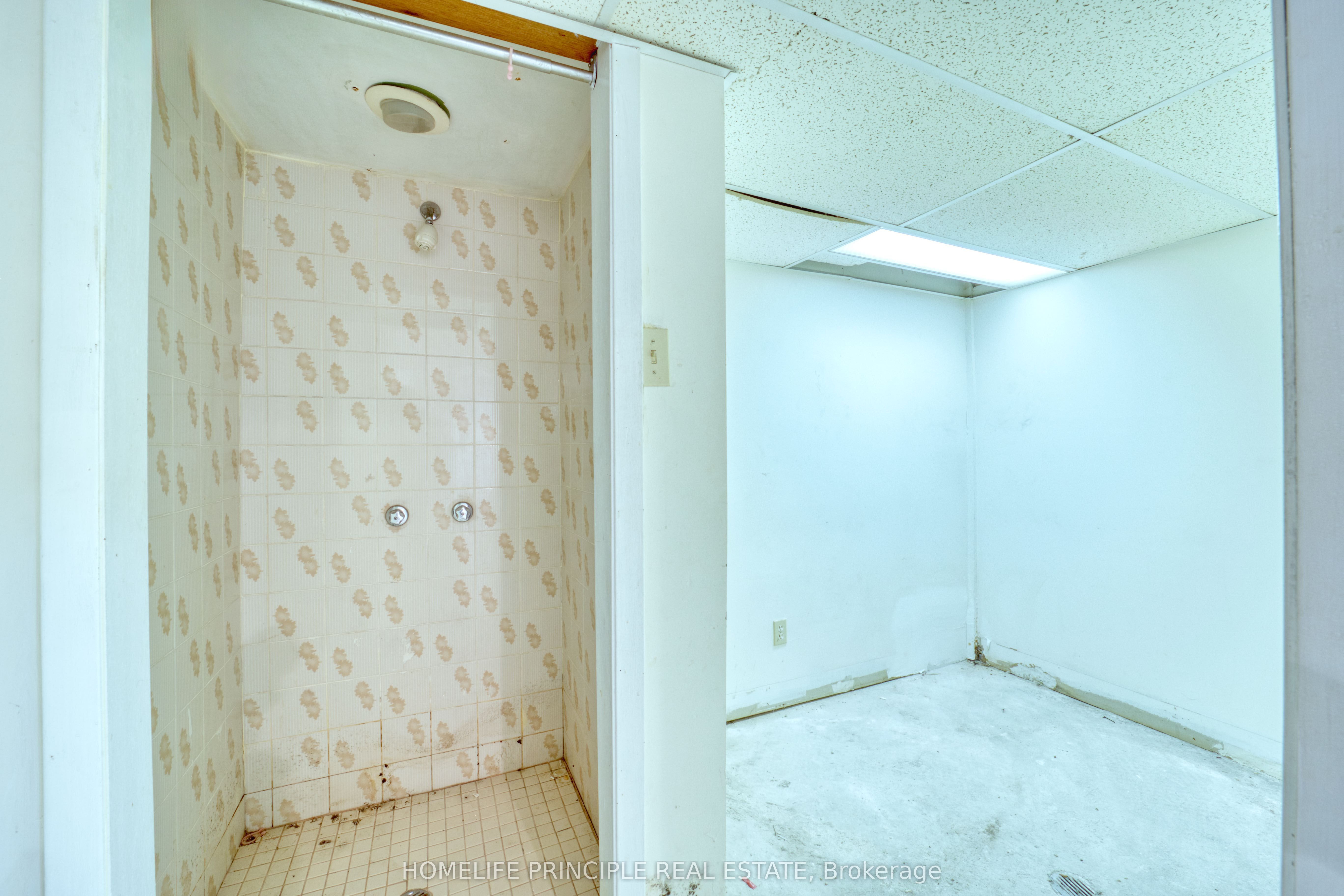 983 Dupont Street Property Photo 32
