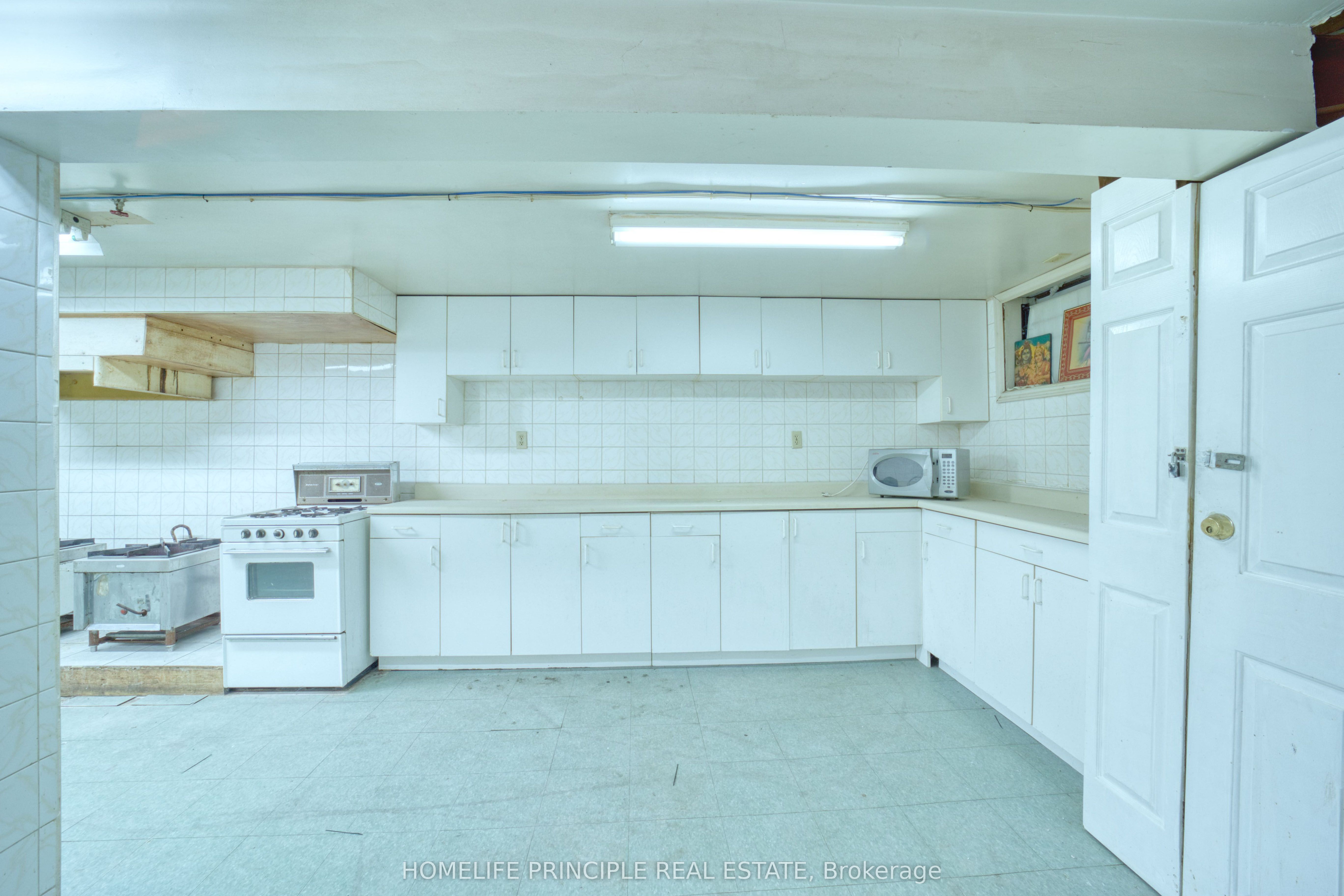 983 Dupont Street Property Photo 33
