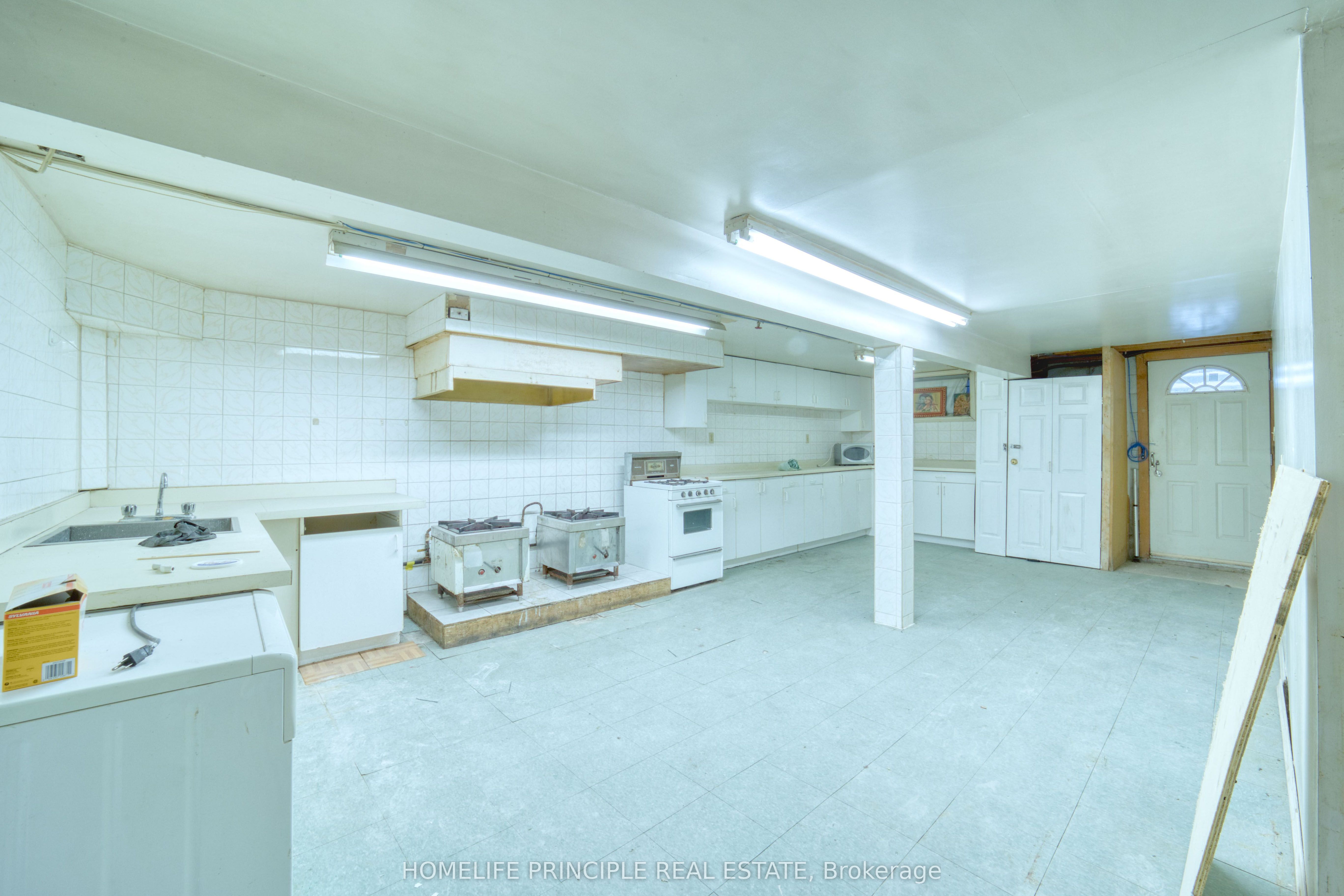 983 Dupont Street Property Photo 35