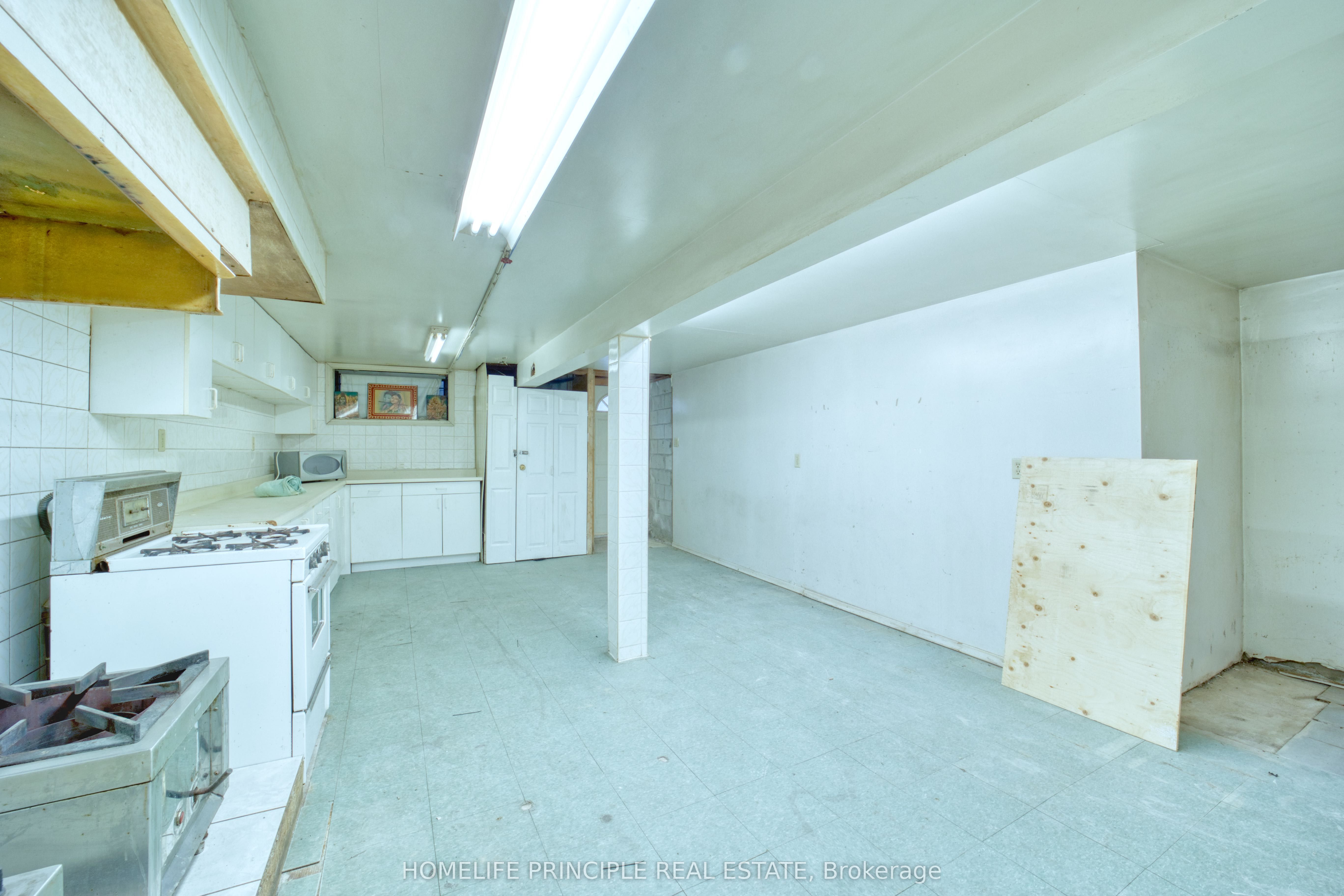 983 Dupont Street Property Photo 36