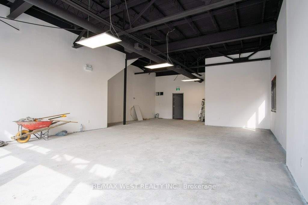 #1 - 1340 The Queensway Avenue Property Photo 5