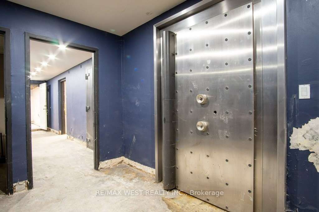 #1 - 1340 The Queensway Avenue Property Photo 12