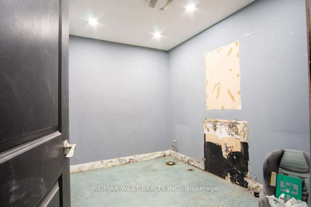 #1 - 1340 The Queensway Avenue Property Photo 15