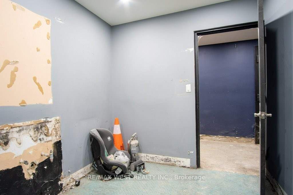 #1 - 1340 The Queensway Avenue Property Photo 16