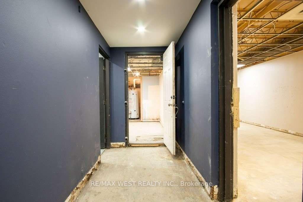 #1 - 1340 The Queensway Avenue Property Photo 17