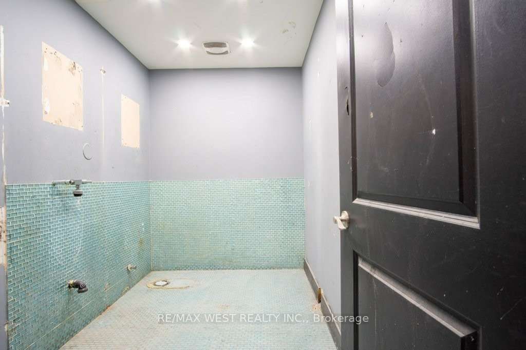 #1 - 1340 The Queensway Avenue Property Photo 18