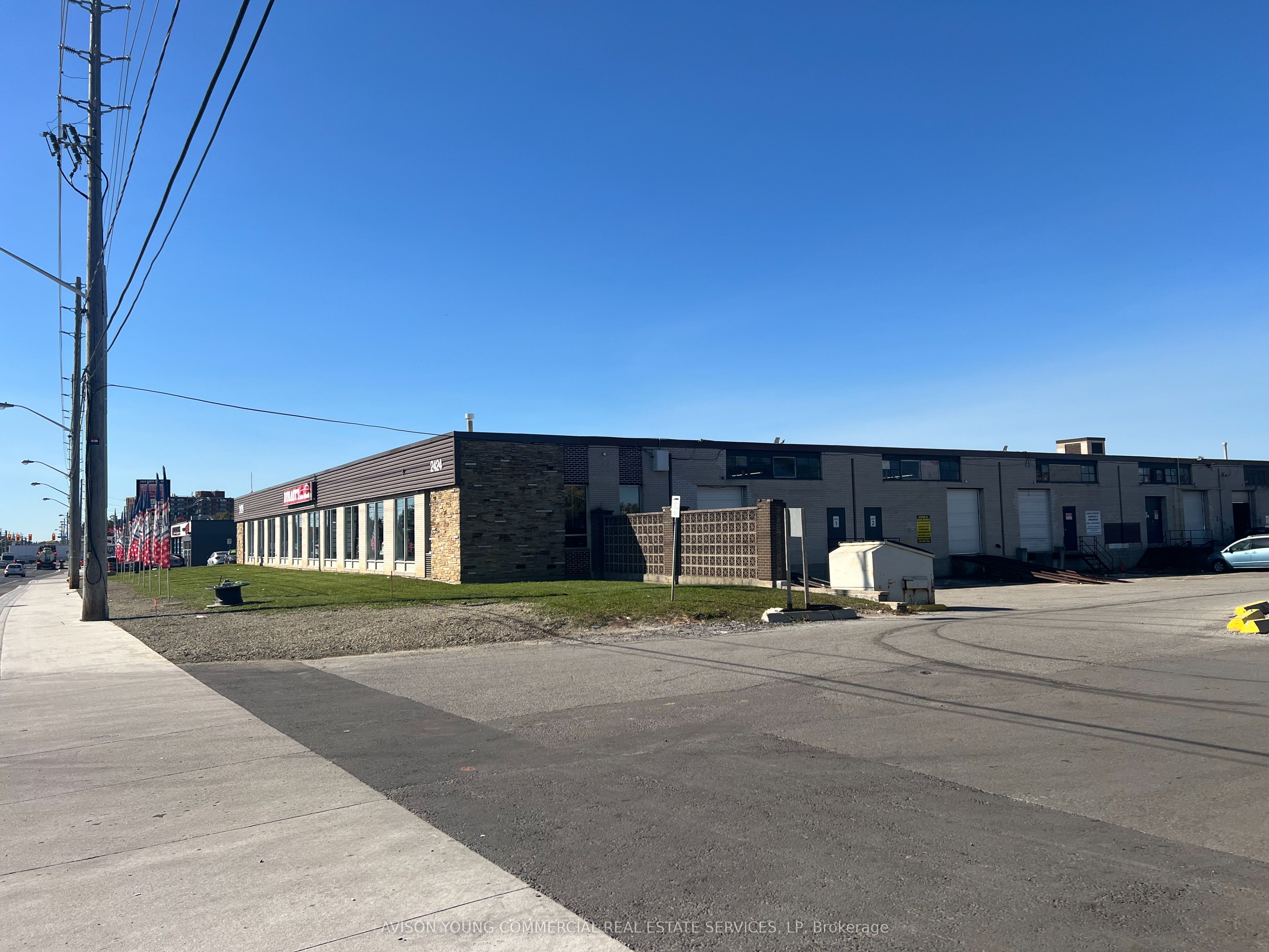 #3 - 2424 Finch Avenue Property Photo 3