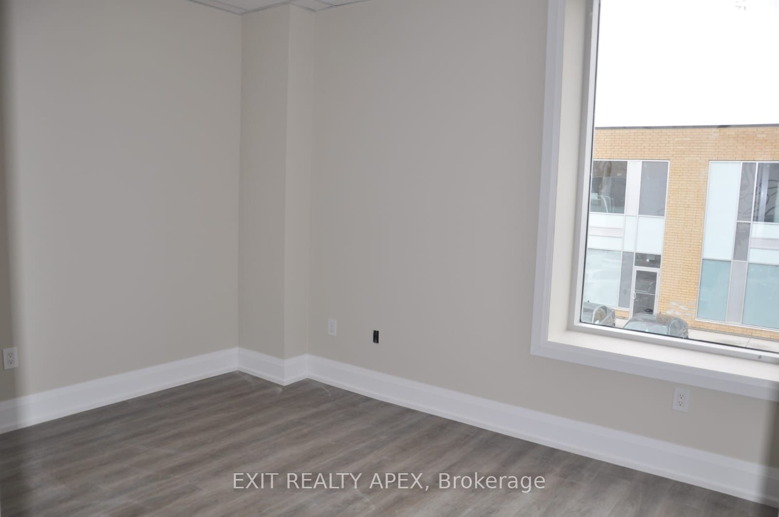 #9a - 1185 Queensway E Property Photo 11
