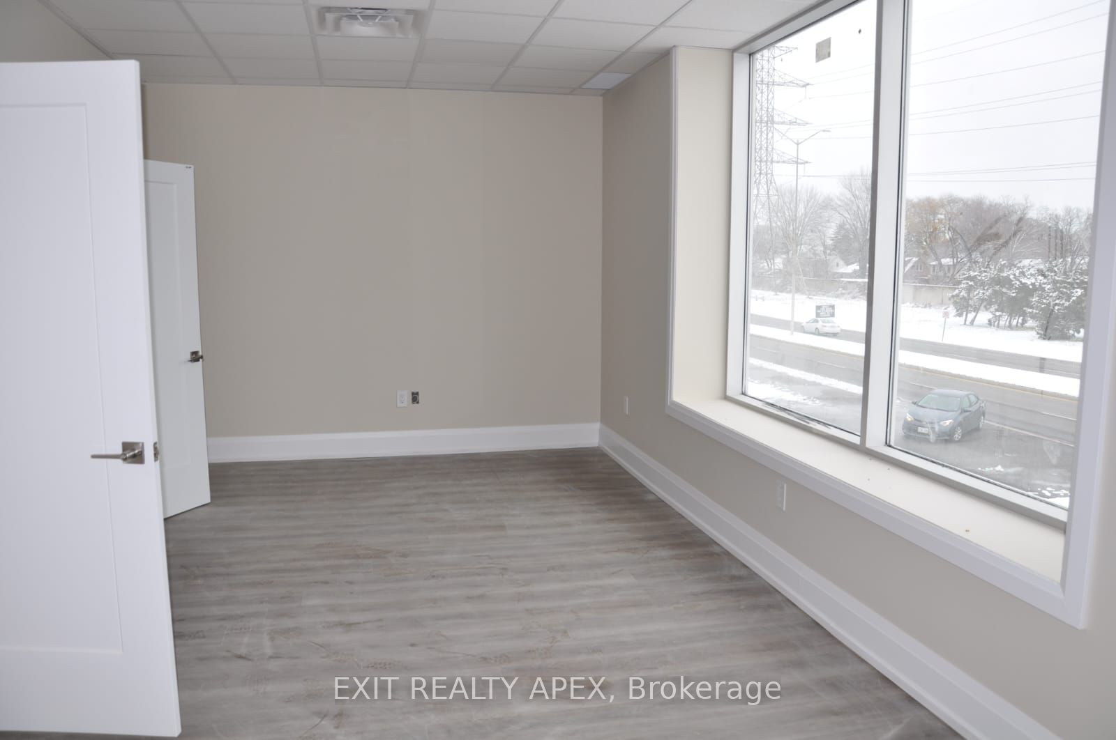 #9a - 1185 Queensway E Property Photo 12