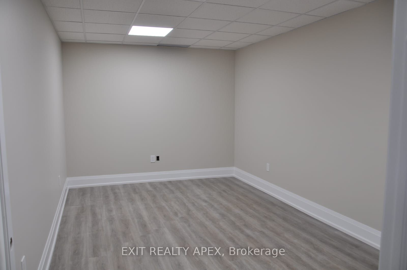#9a - 1185 Queensway E Property Photo 13