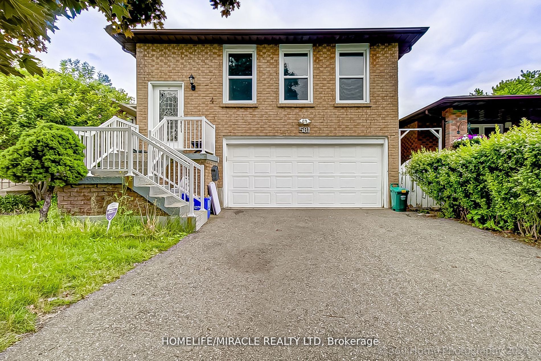 581 Hayward Cres Property Photo 1