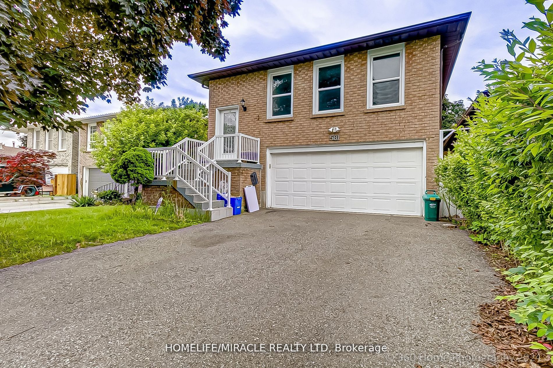 581 Hayward Cres Property Photo 2