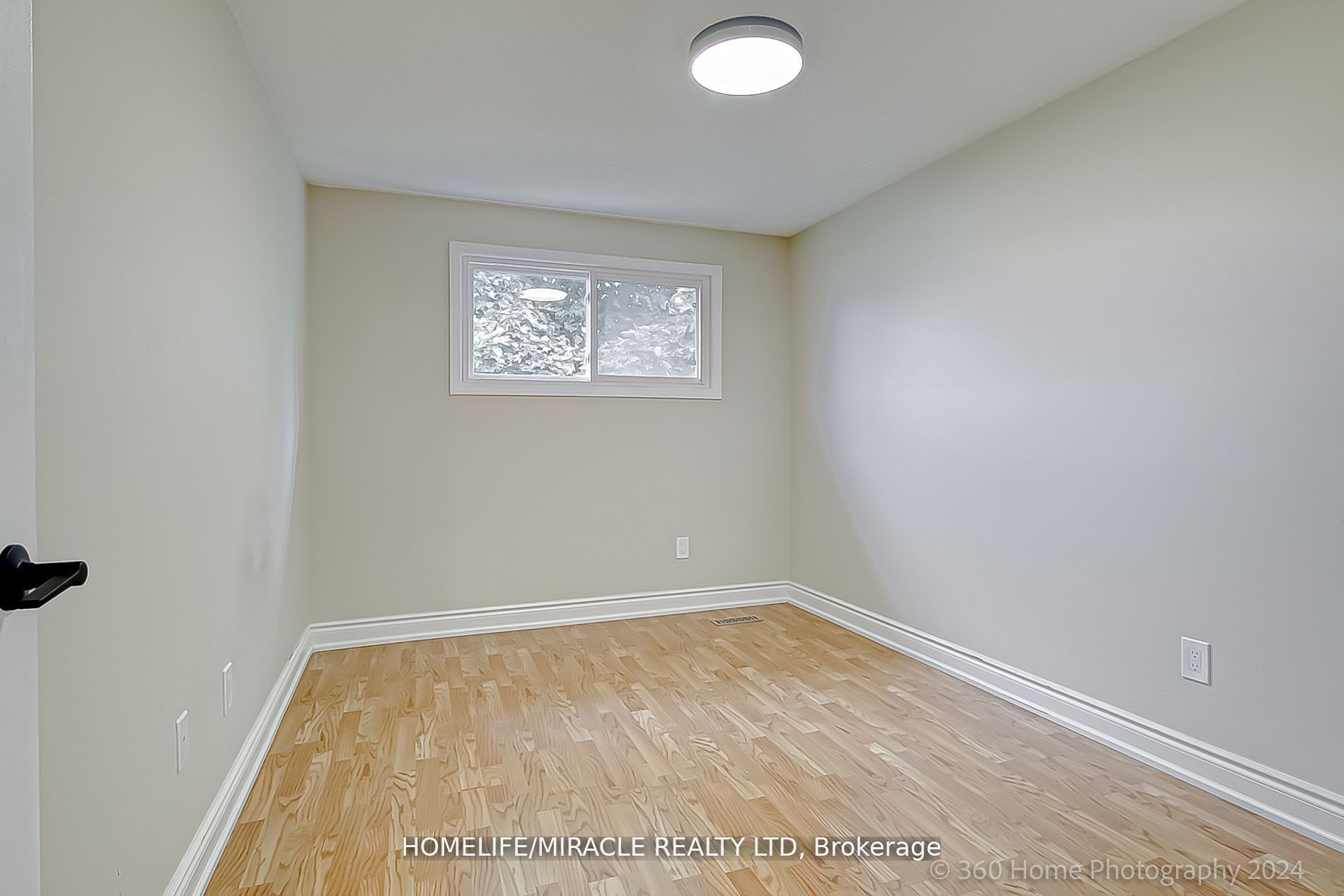 581 Hayward Cres Property Photo 14