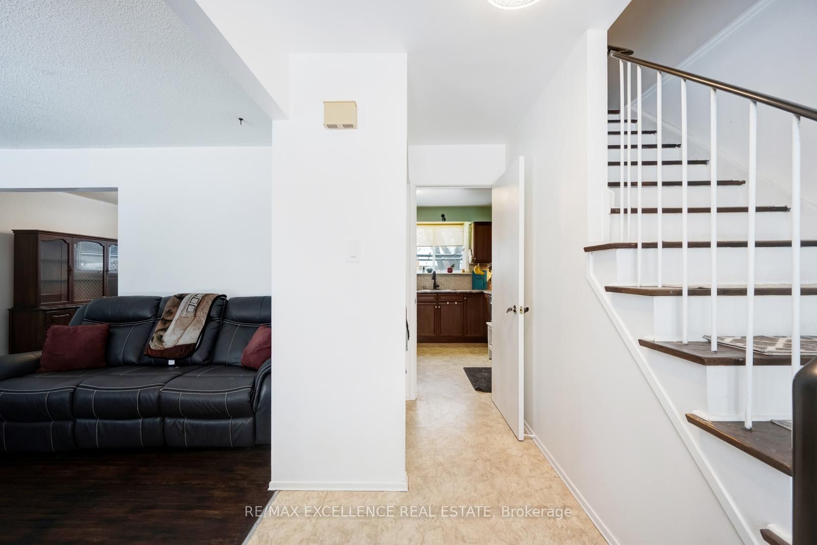 102 Rutherford Rd N Property Photo 6