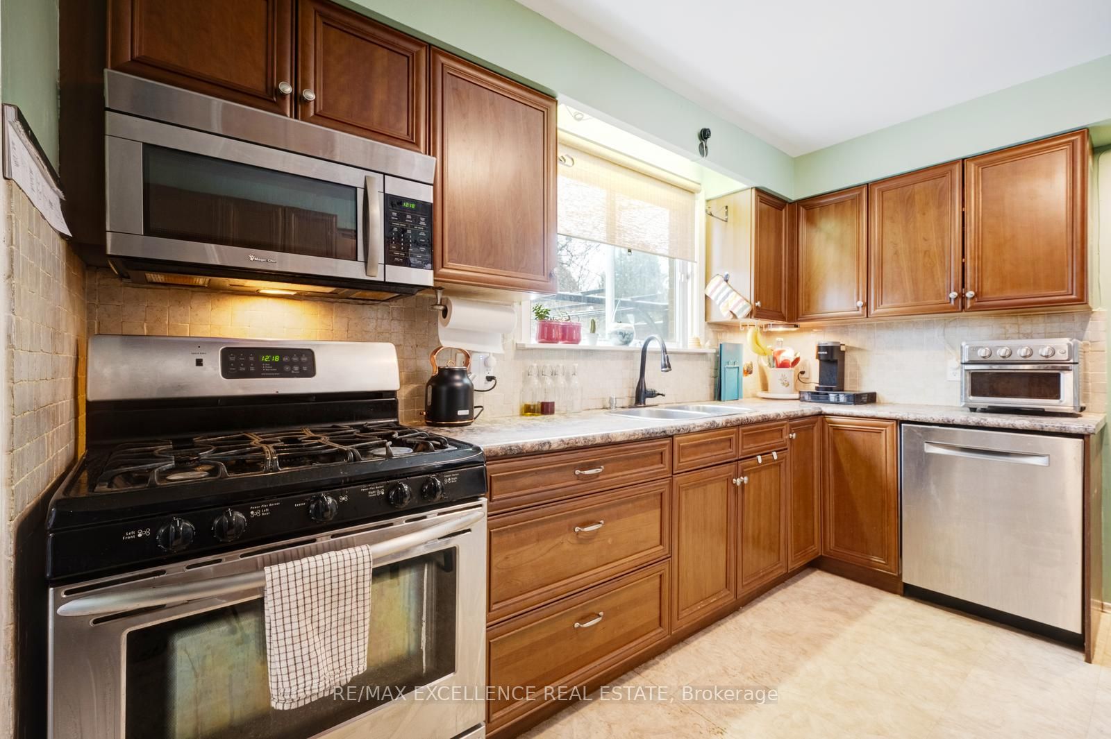 102 Rutherford Rd N Property Photo 14