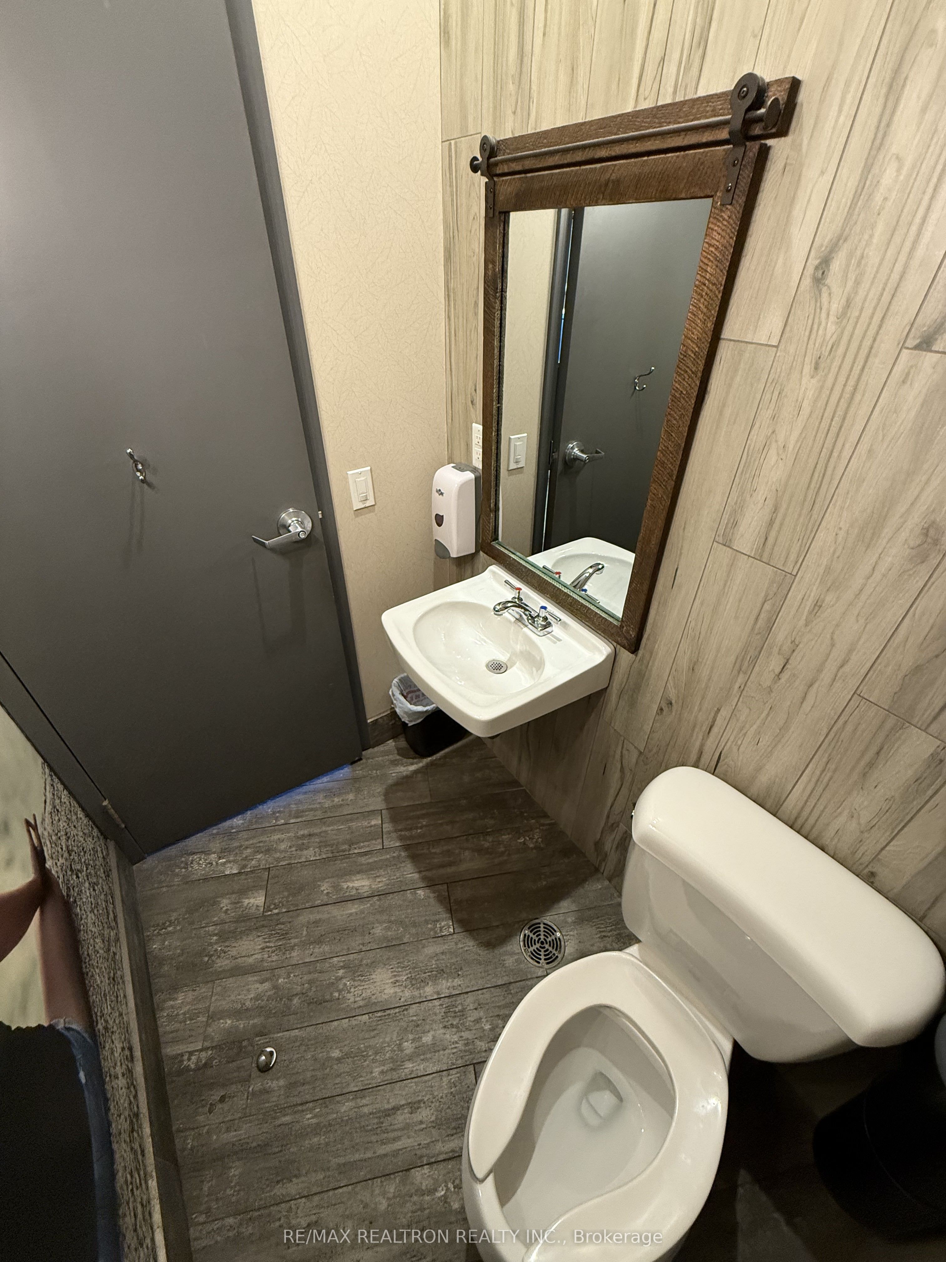 #2b - 6055 Mavis Road Property Photo 9