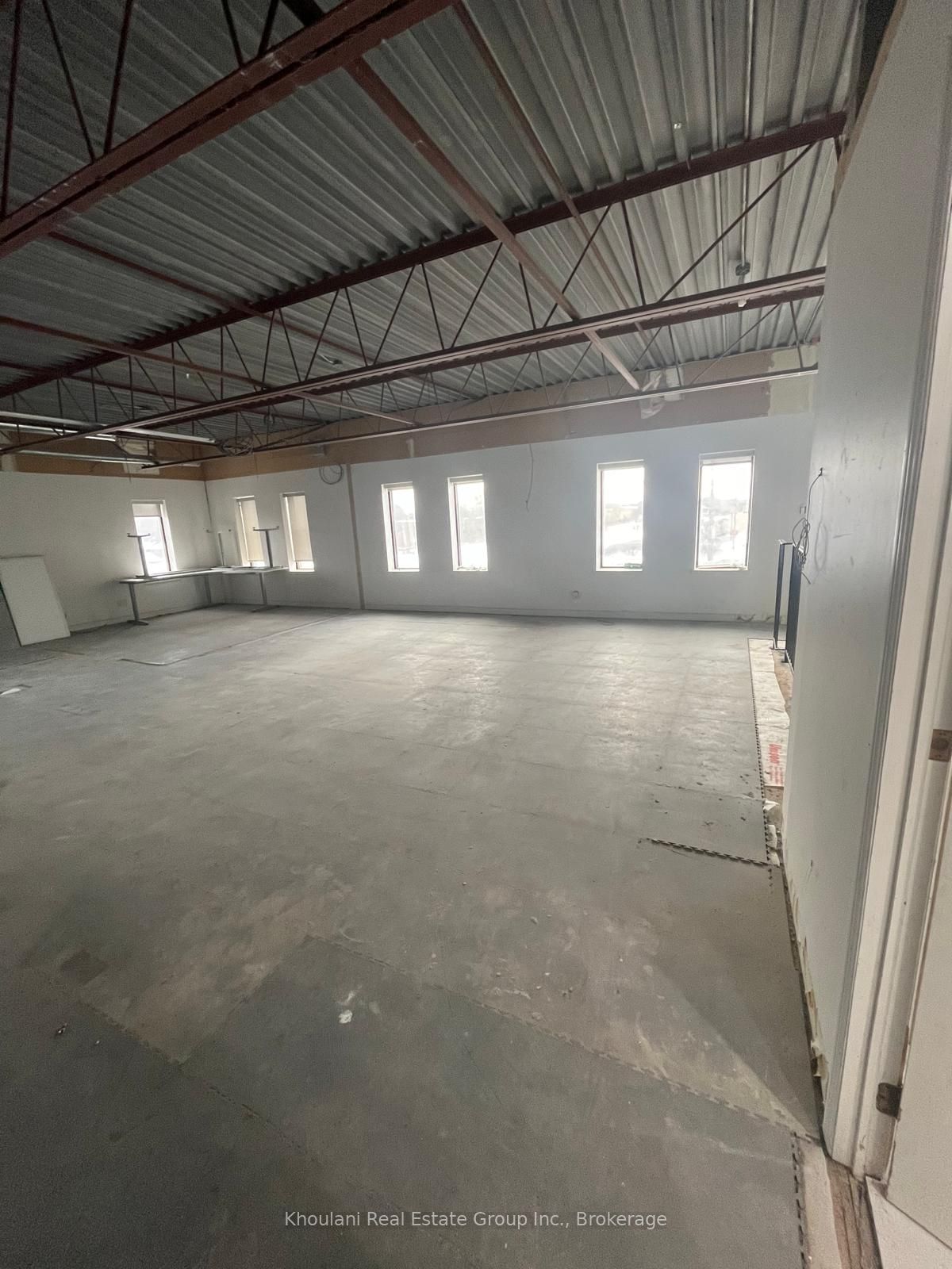 #upper Unit - 615 Third Line Property Photo 3
