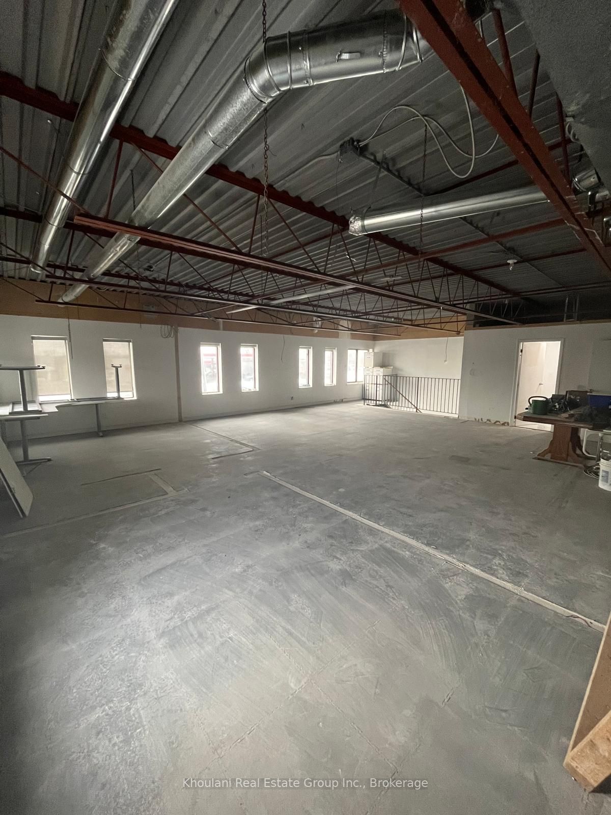 #upper Unit - 615 Third Line Property Photo 4