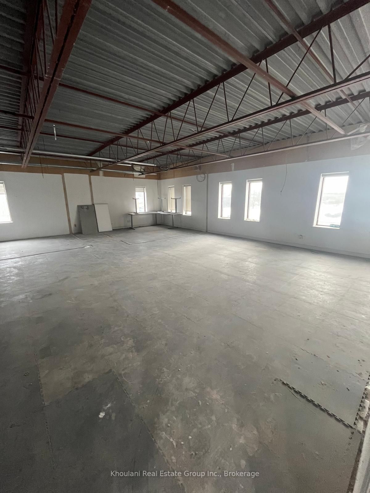 #upper Unit - 615 Third Line Property Photo 5