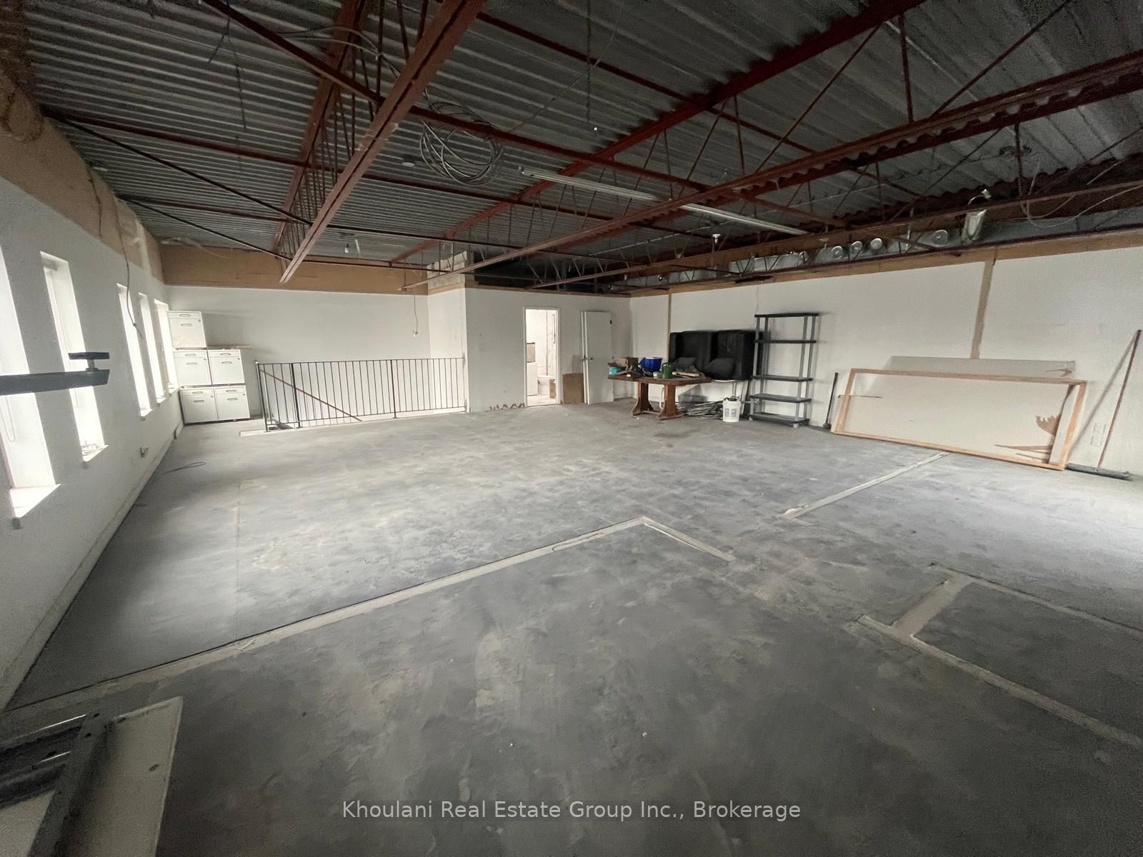 #upper Unit - 615 Third Line Property Photo 8