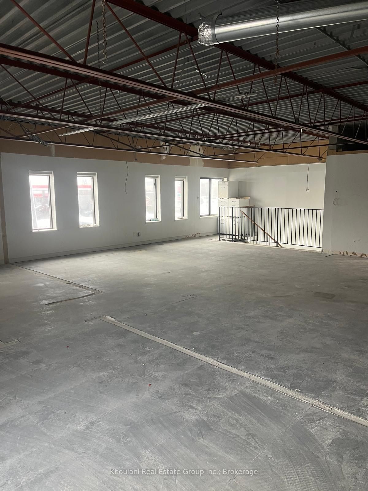 #upper Unit - 615 Third Line Property Photo 9