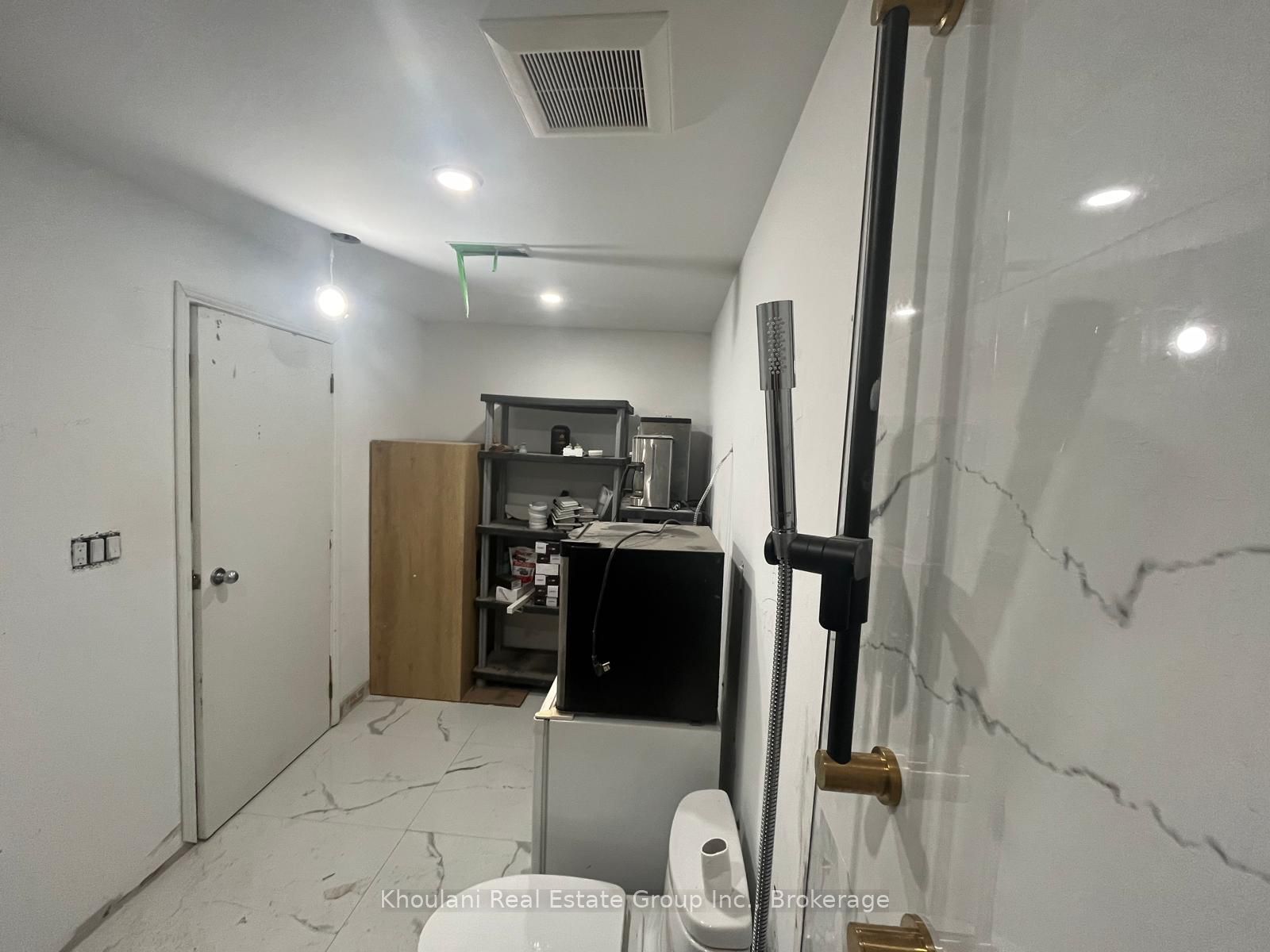 #upper Unit - 615 Third Line Property Photo 11
