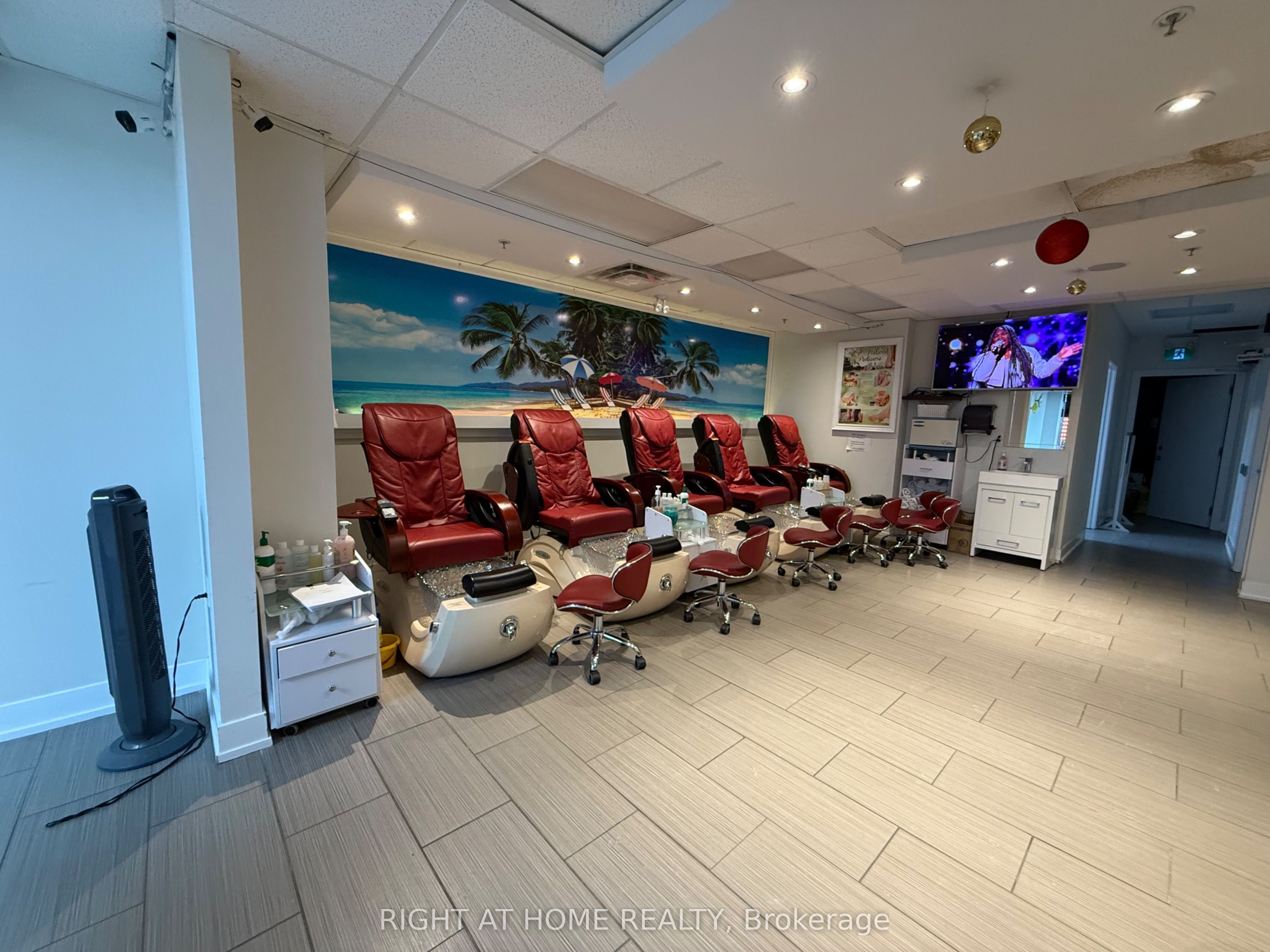 1642 Bloor Street Property Photo 2