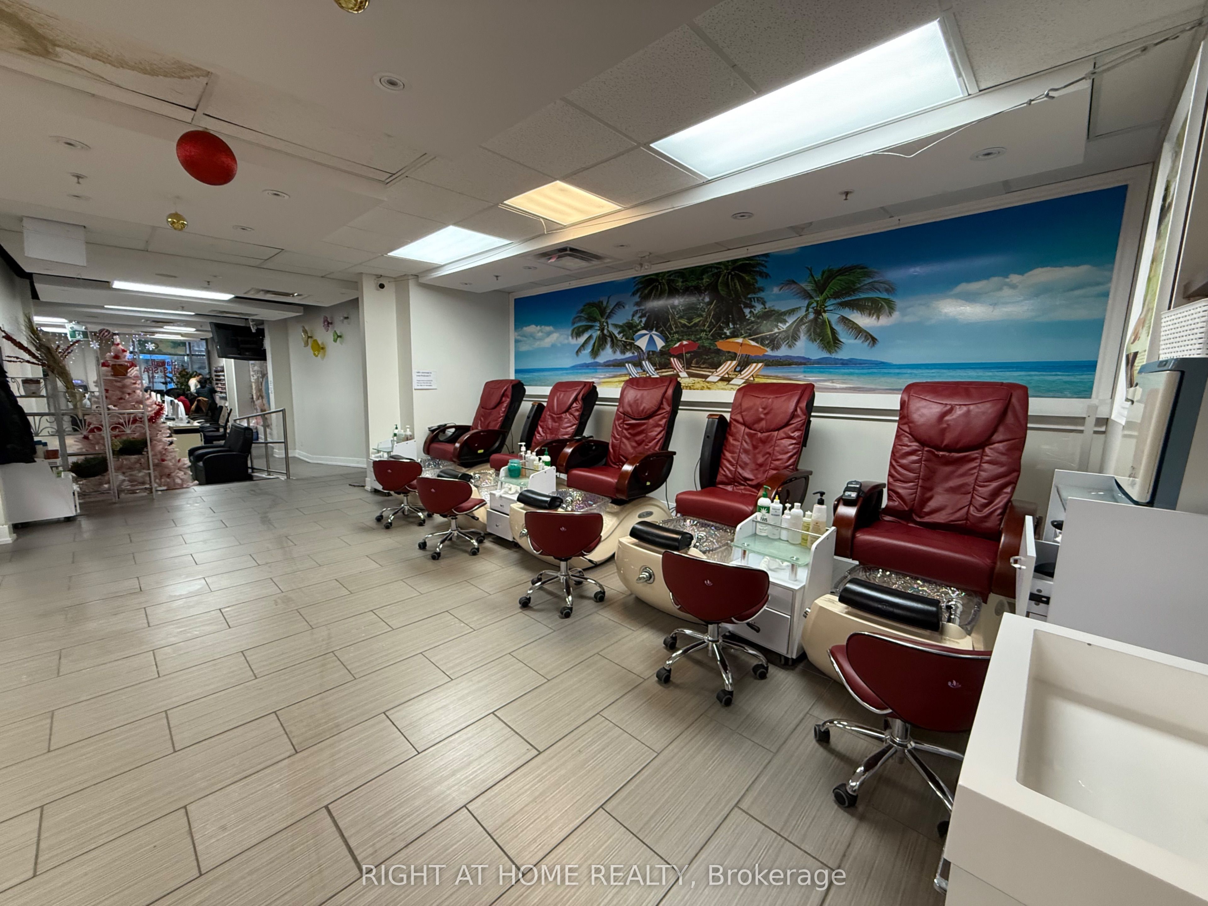 1642 Bloor Street Property Photo 4