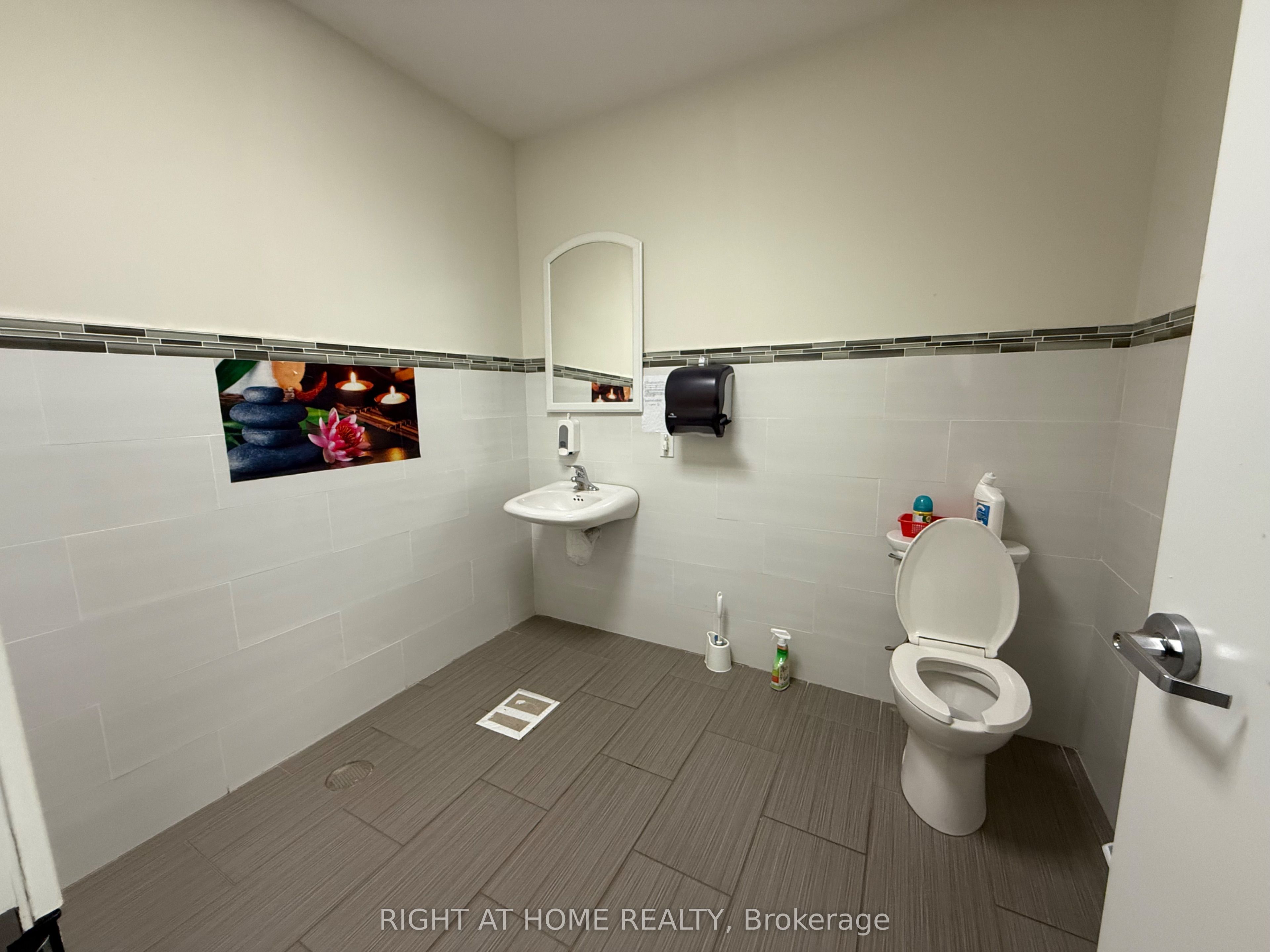 1642 Bloor Street Property Photo 6