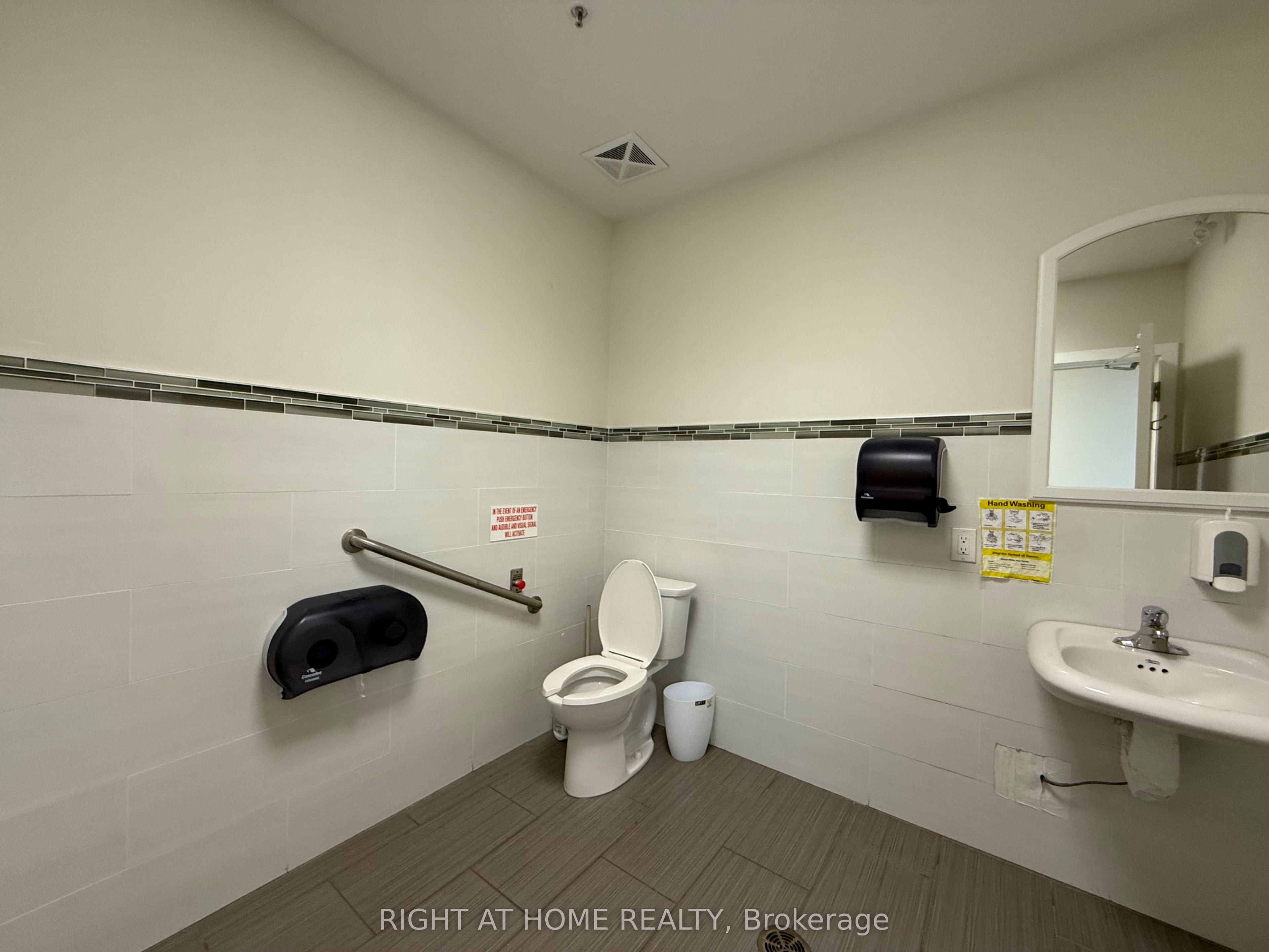 1642 Bloor Street Property Photo 7