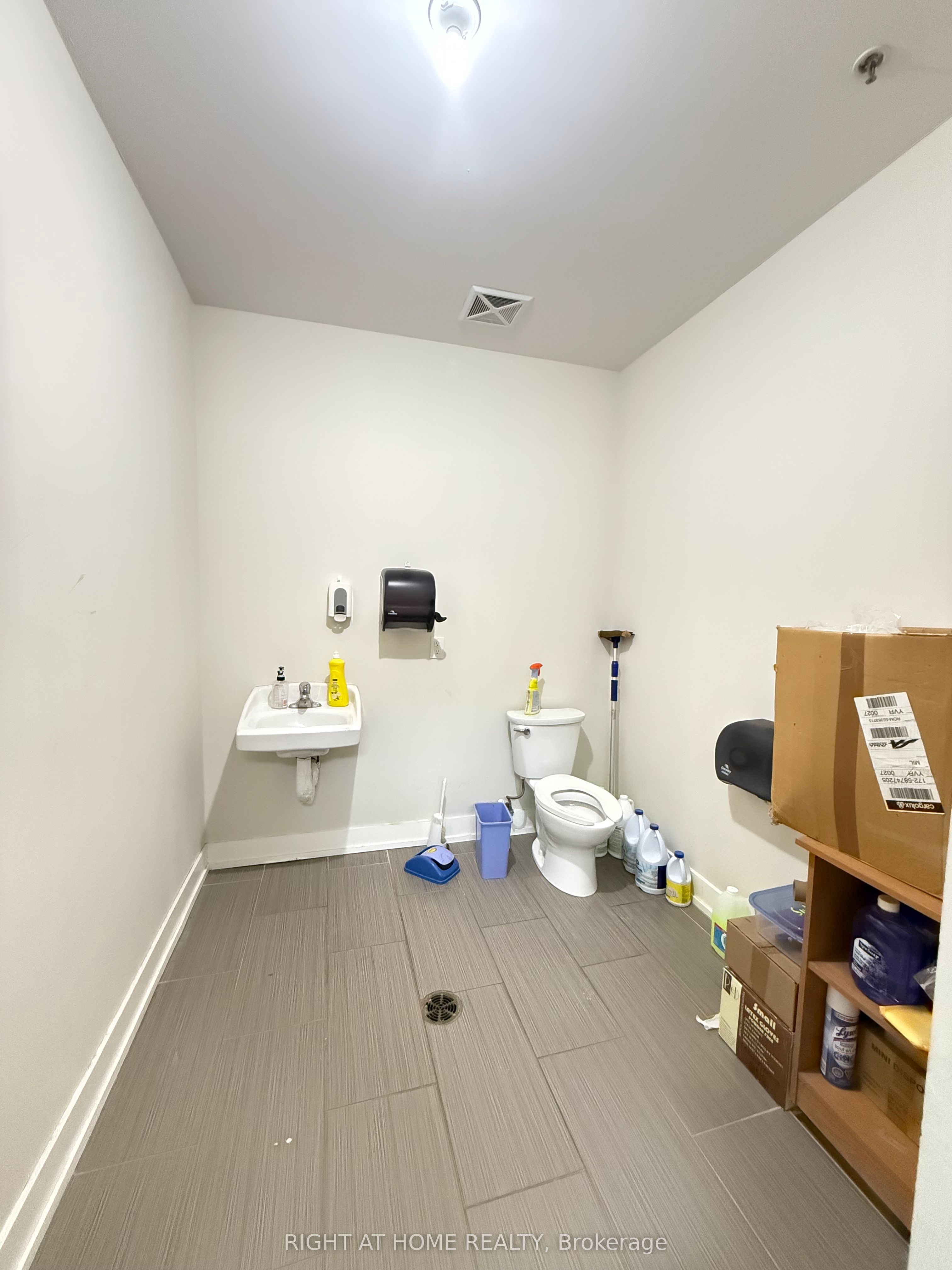 1642 Bloor Street Property Photo 8