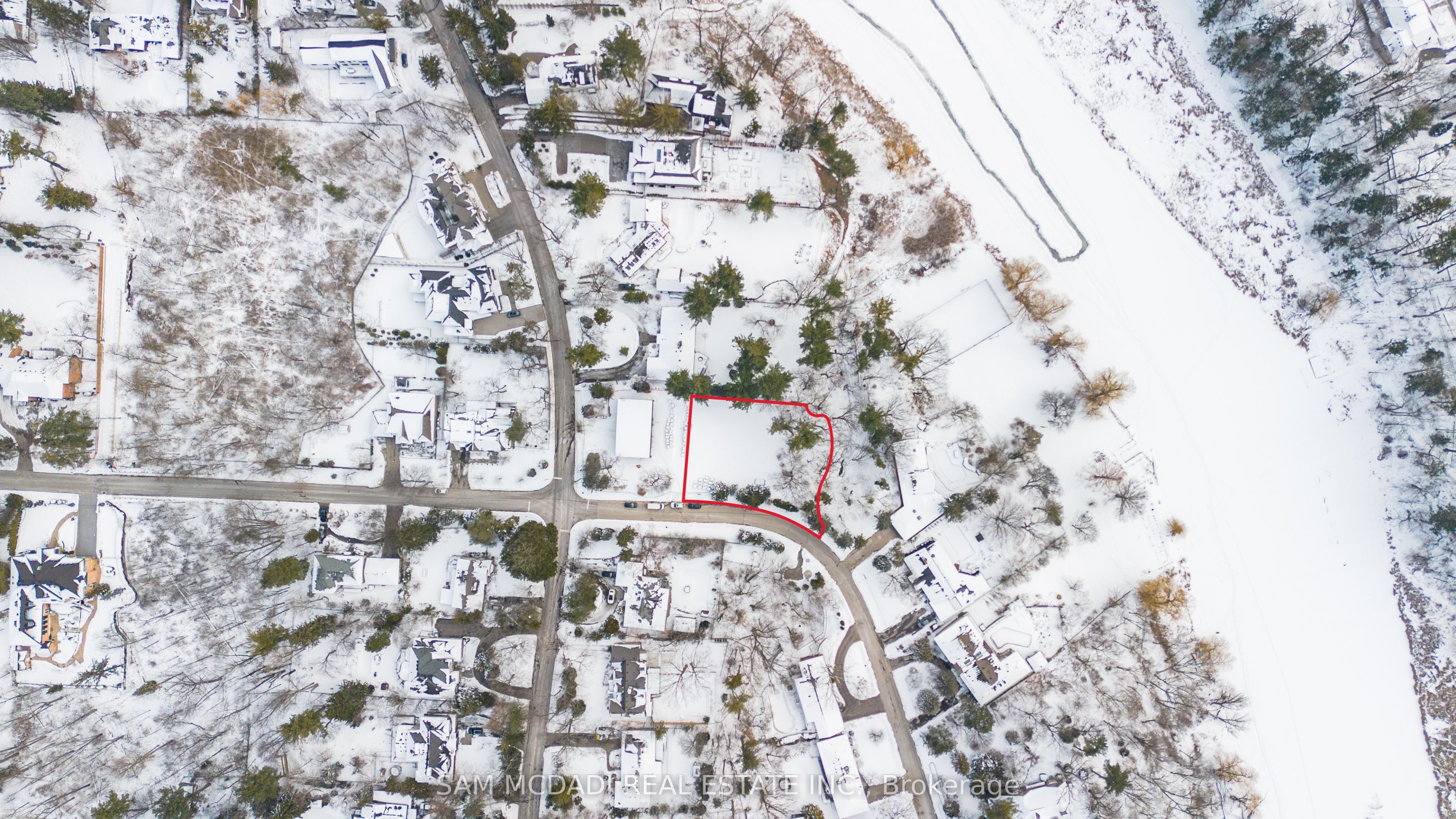 1470 Pinetree Crescent Property Photo 8