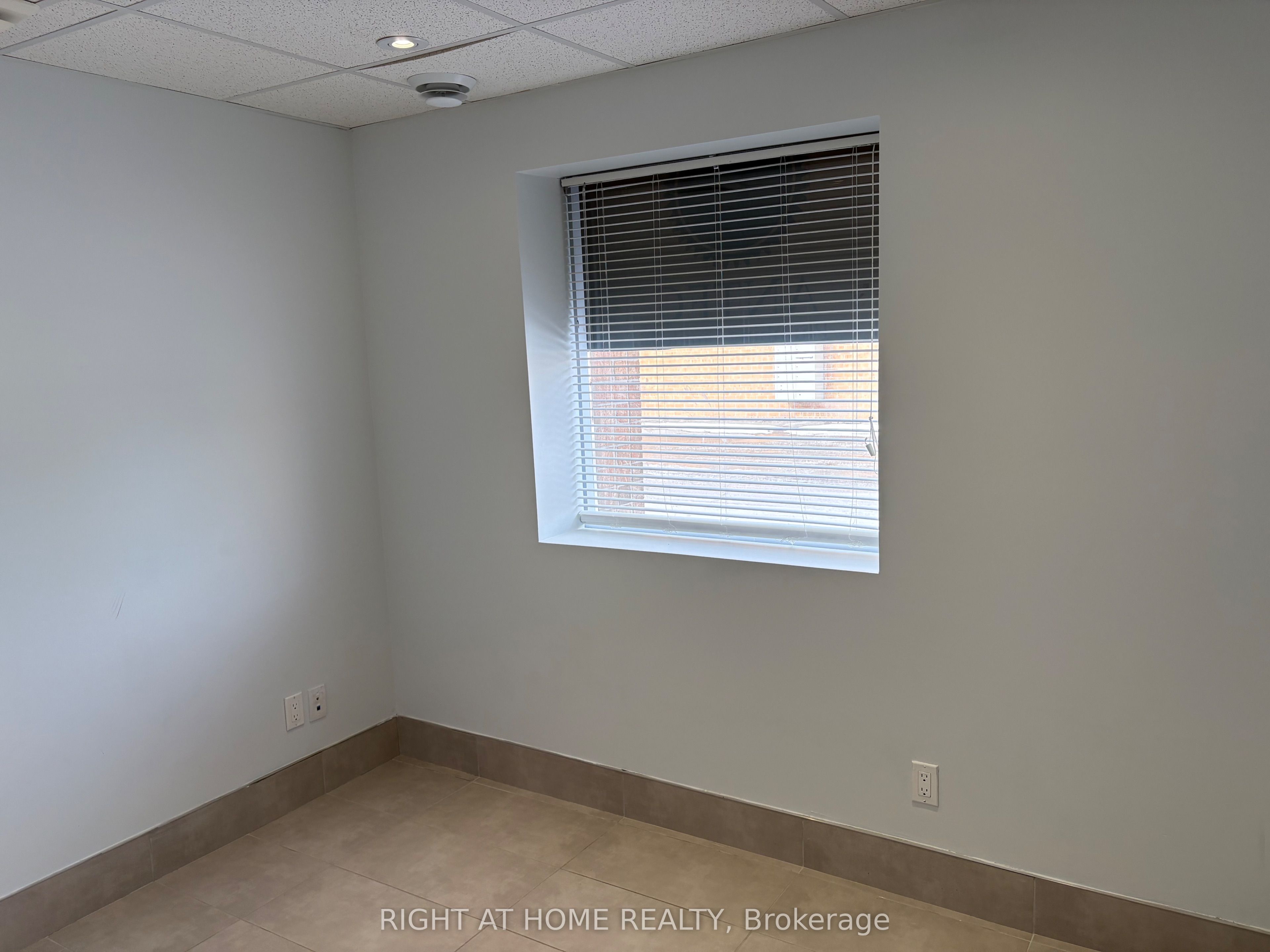 #48 - 24 Steinway Boulevard Property Photo 3