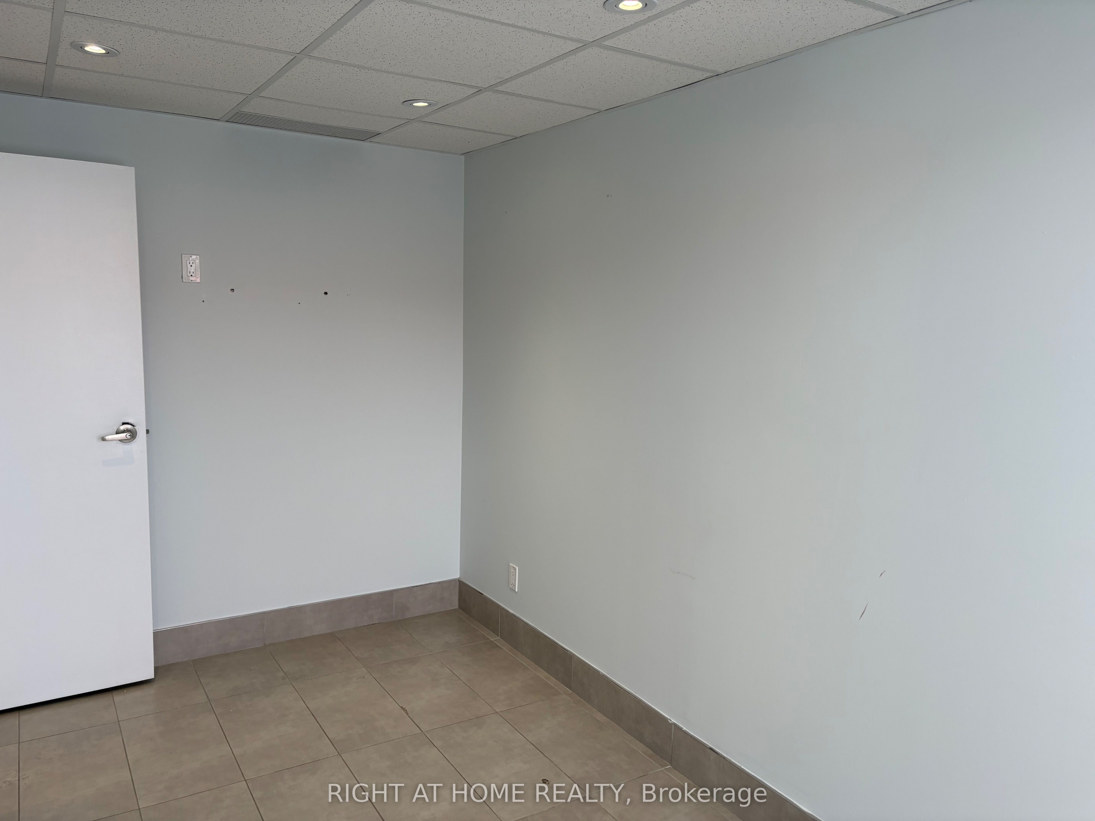 #48 - 24 Steinway Boulevard Property Photo 5