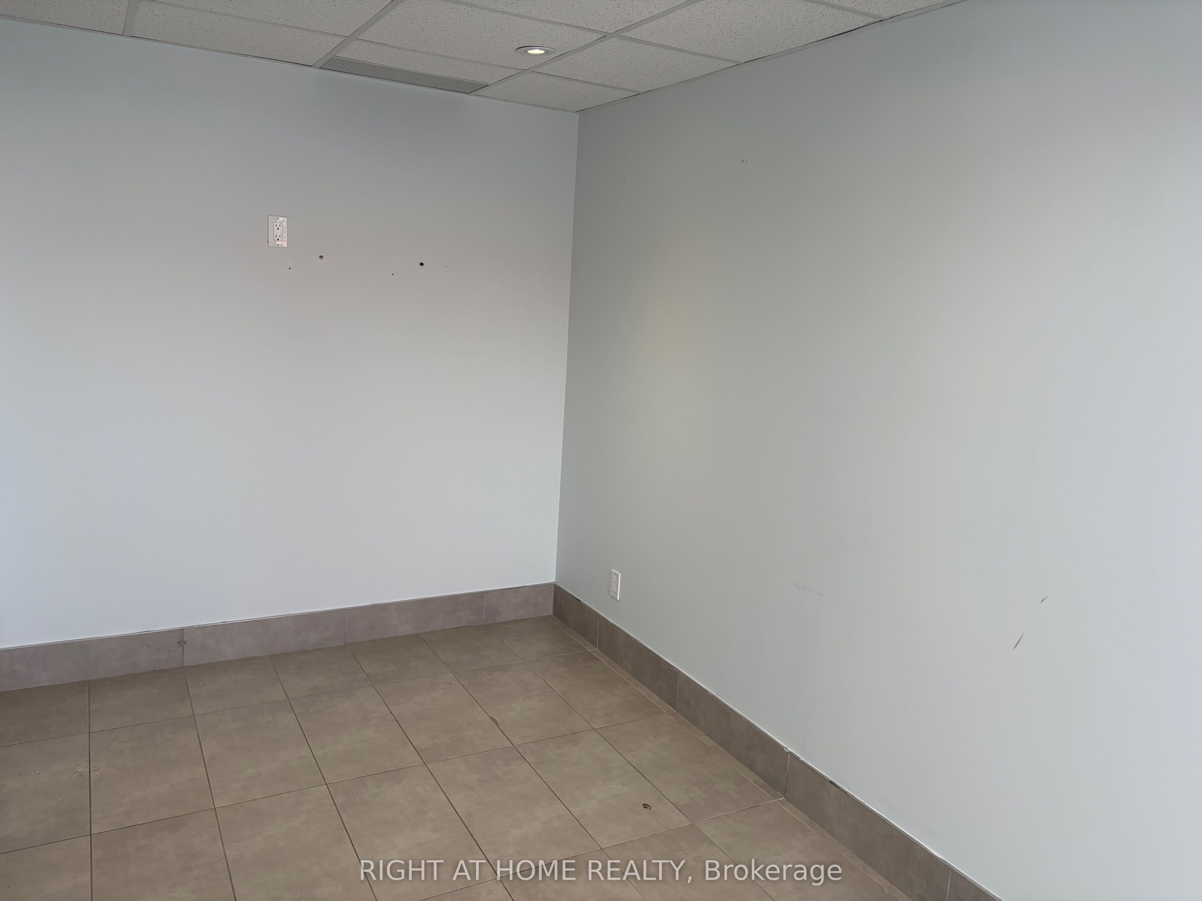 #48 - 24 Steinway Boulevard Property Photo 15