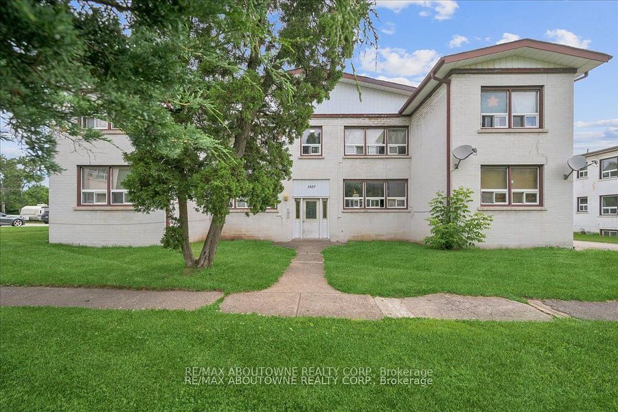 145 North Service Road E 2 Property Photo 1