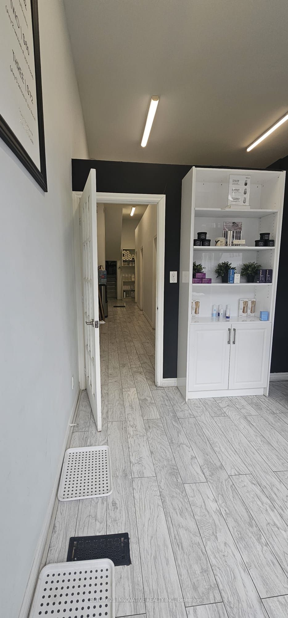 910 Bloor Street Property Photo 7