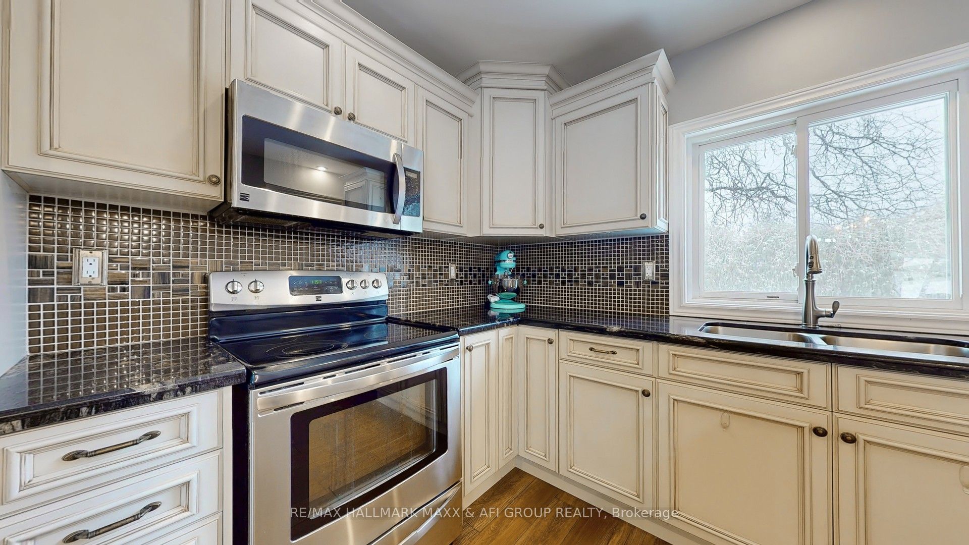 1007 Earl Crescent Property Photo 12