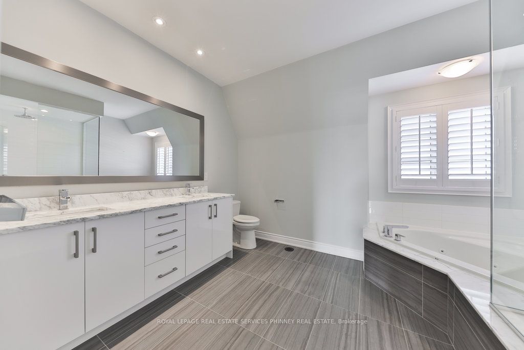 #10 - 2160 Trafalgar Road Property Photo 17