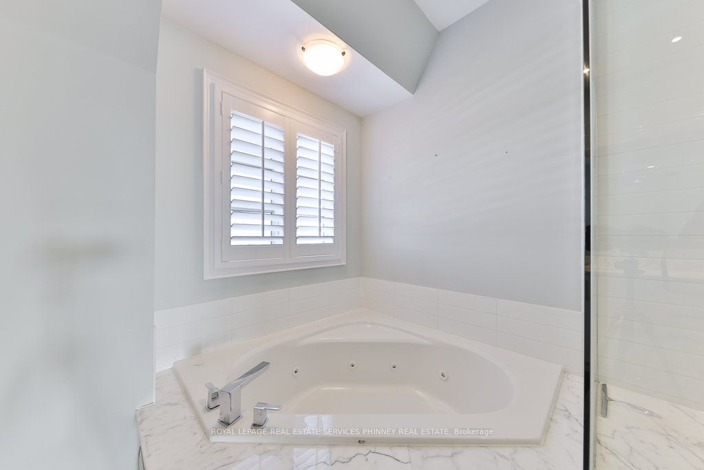 #10 - 2160 Trafalgar Road Property Photo 18