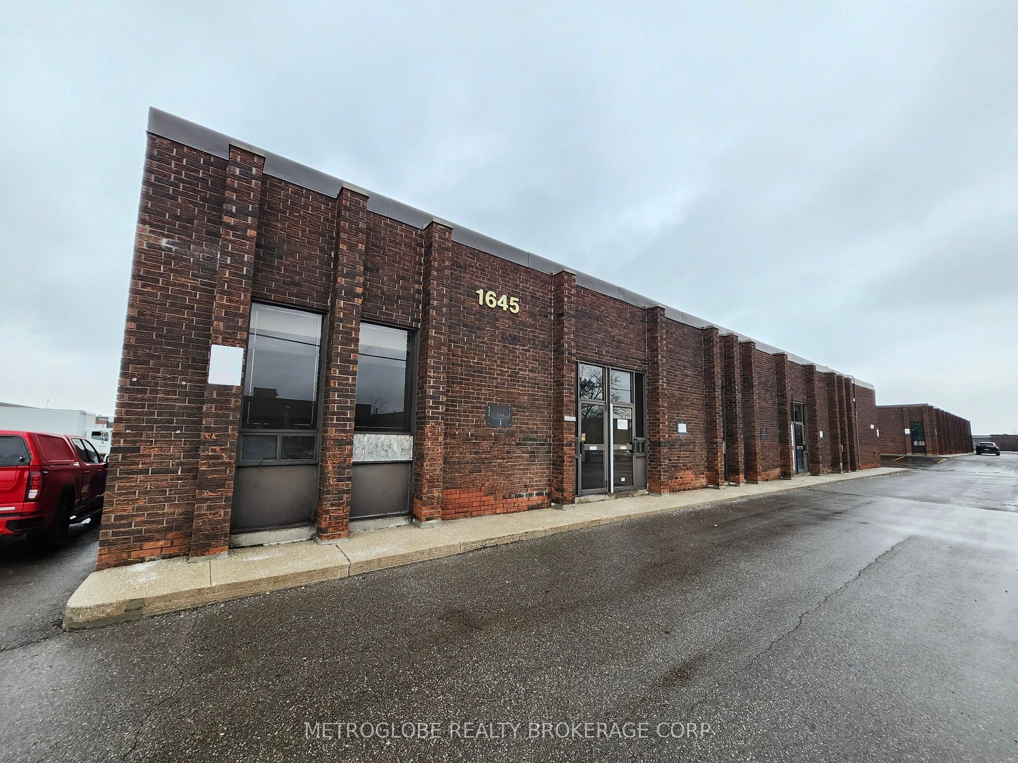 #4 - 1645 Sismet Road Property Photo 1
