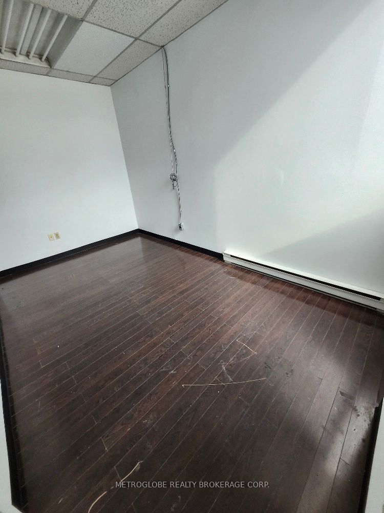 #4 - 1645 Sismet Road Property Photo 2