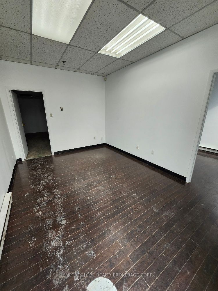 #4 - 1645 Sismet Road Property Photo 3