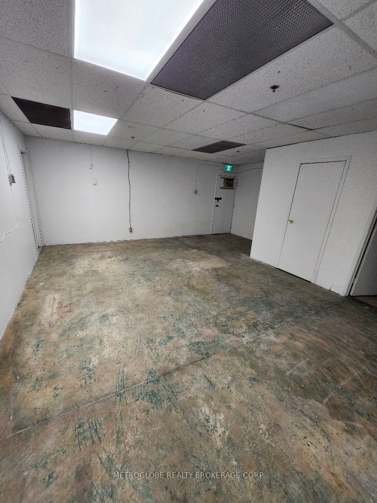 #4 - 1645 Sismet Road Property Photo 4
