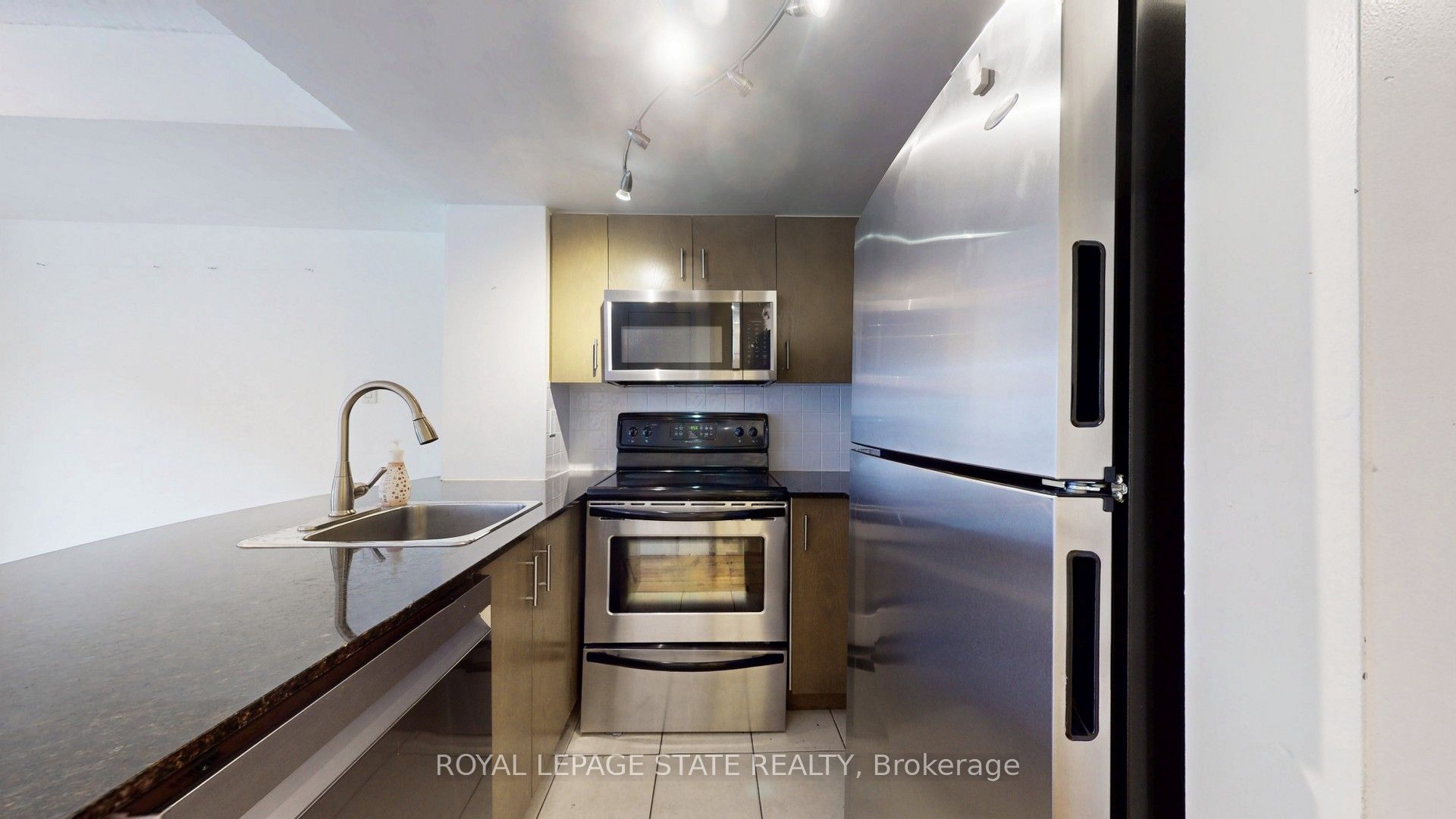 #1122 - 20 Laidlaw Street Property Photo 11