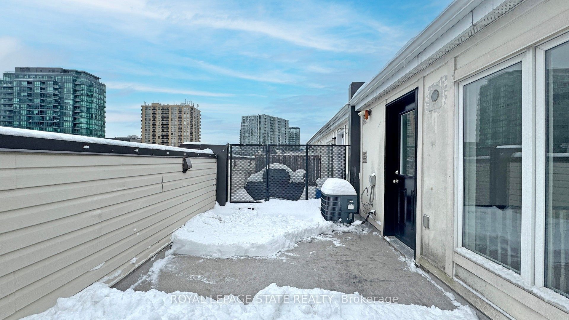 #1122 - 20 Laidlaw Street Property Photo 28