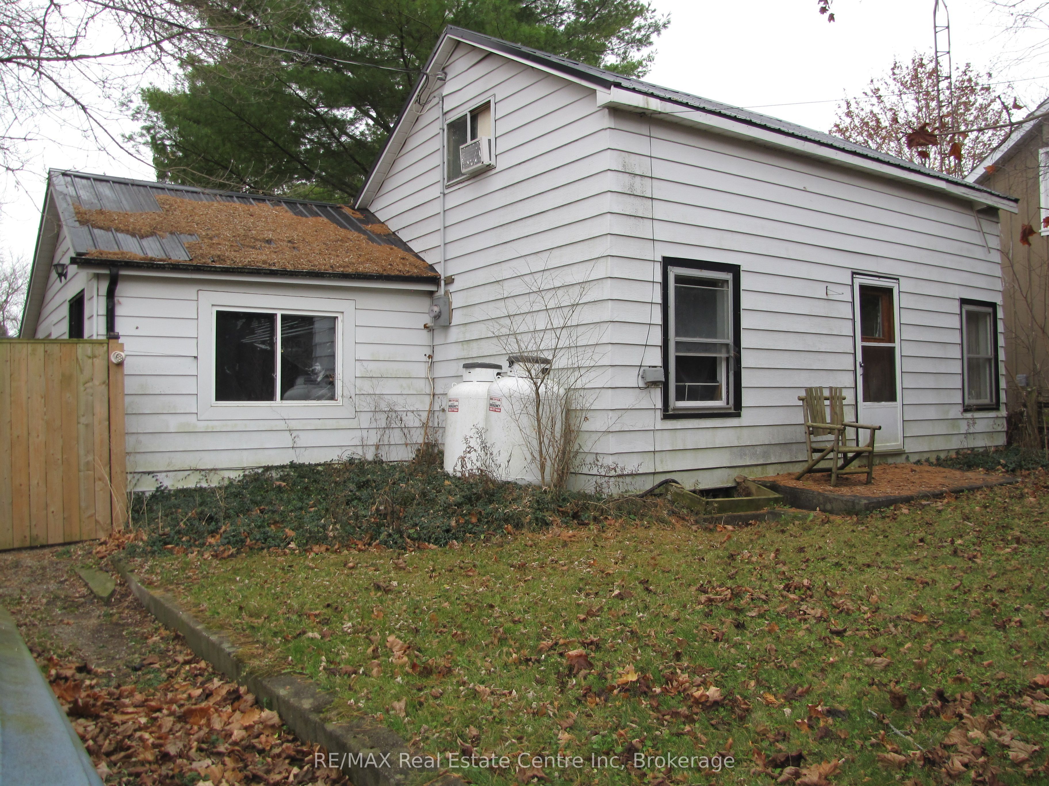 11012 1st Line Property Photo